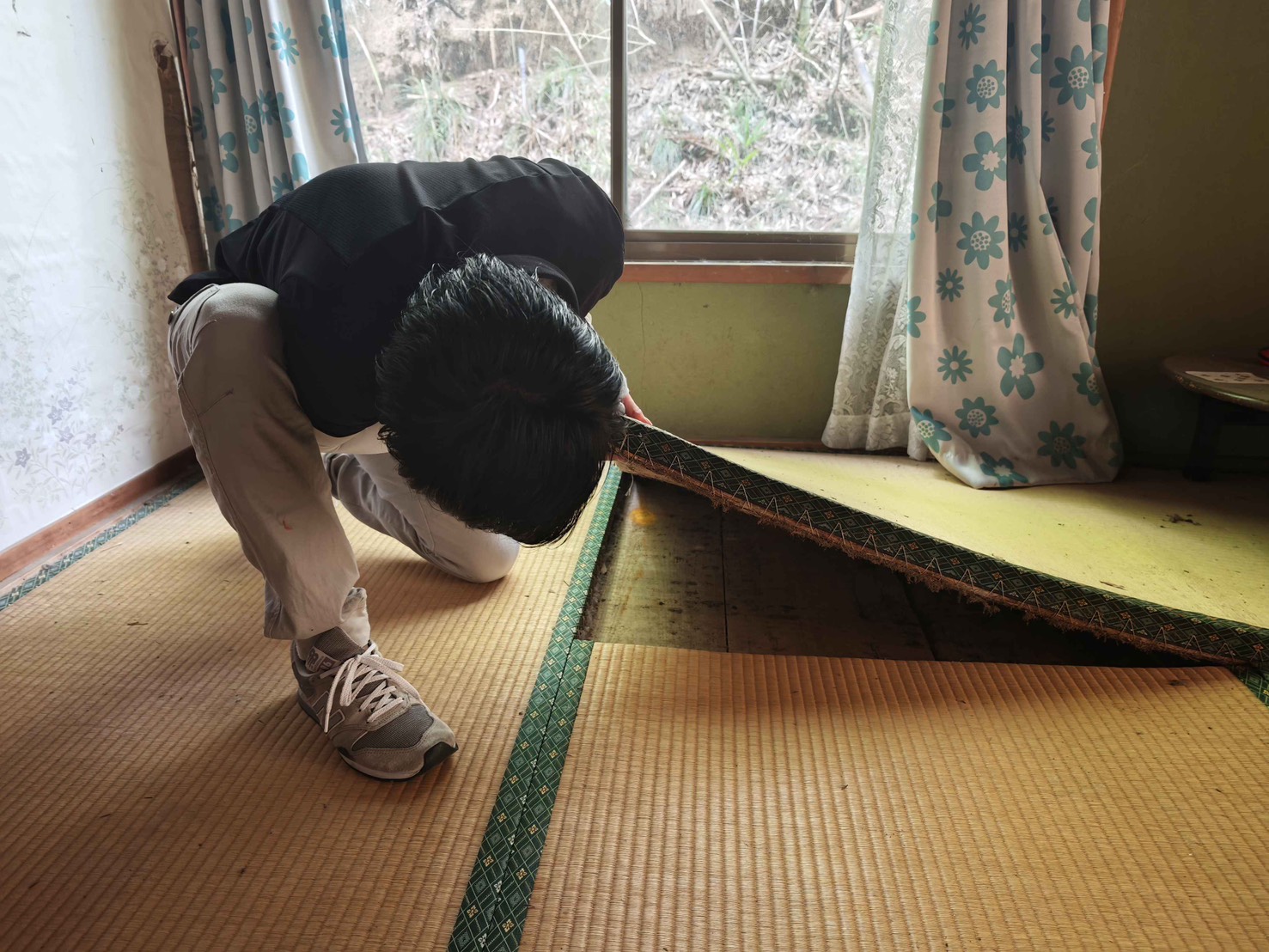 畳を上げて床下の状態を確認する担当者