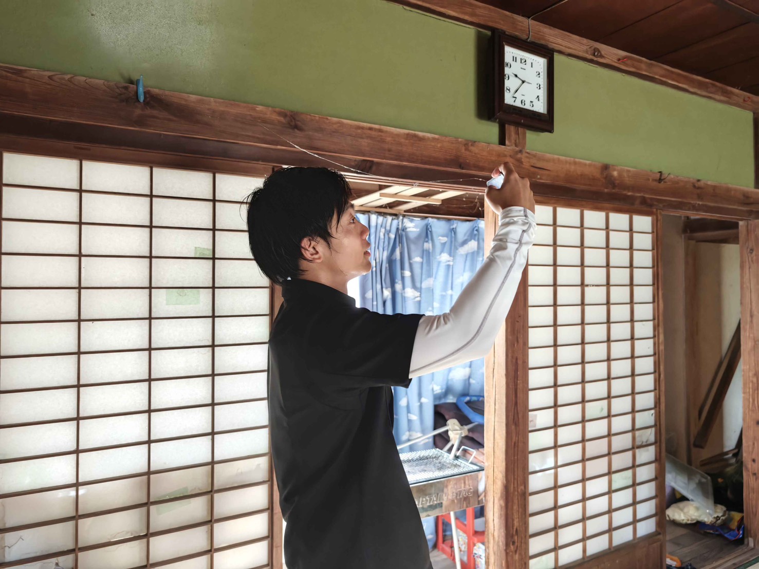 古家の梁と建具を確認する担当者