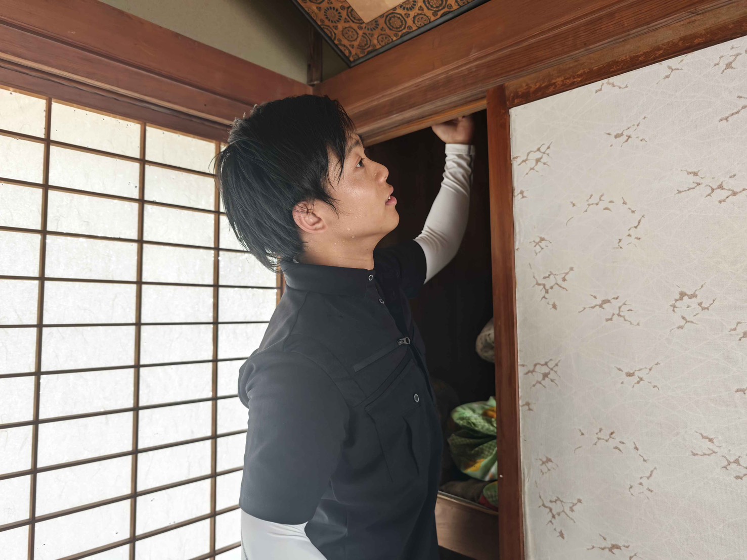 古家の建具を手で確認する代表 齋藤健太