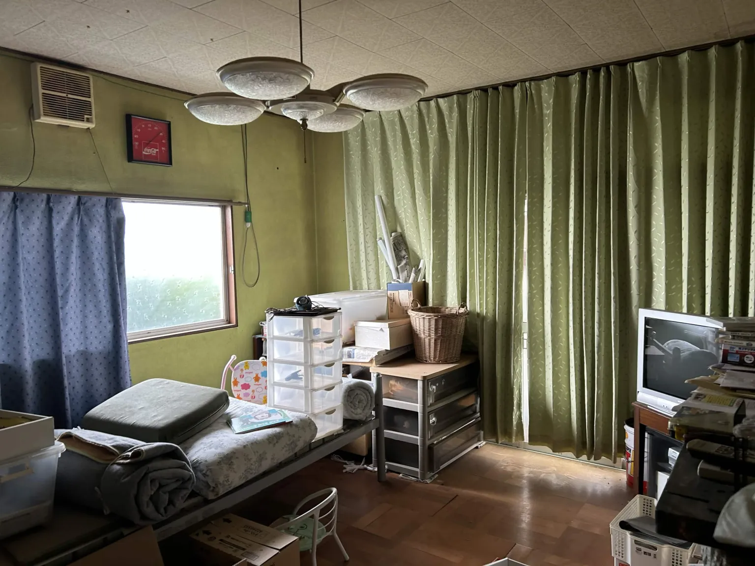 本文で紹介する茨城県下妻市北大宝の買取物件。寝具や収納ケース、テレビなどの家財が残る室内